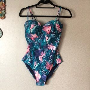 ❗️FINAL SALE ❗️Old navy medium one piece swimsuit
